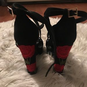 Black thick heel ankle buckle